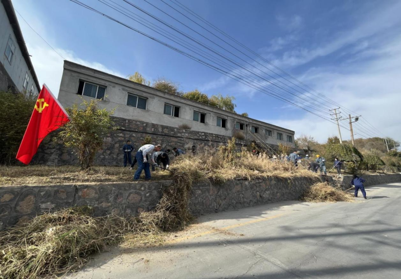 有工投黨員干部、團(tuán)員青年的耕耘那處便是公司最美麗的一角-----物產(chǎn)工投公司開展環(huán)境專項(xiàng)整治主題黨日、團(tuán)日活動(dòng)